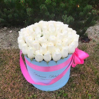 Элитные белые розы в коробке (Эквадор) – 65-69 штук
