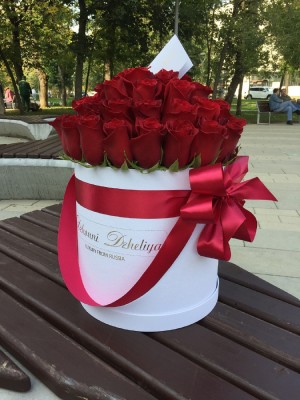 Красные розы из Эквадора в коробке