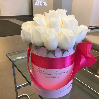 Белые элитные розы в розовой коробке (Эквадор) – 21-23 штуки