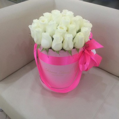 Белые розы в розовой коробке и ярко-розовой лентой