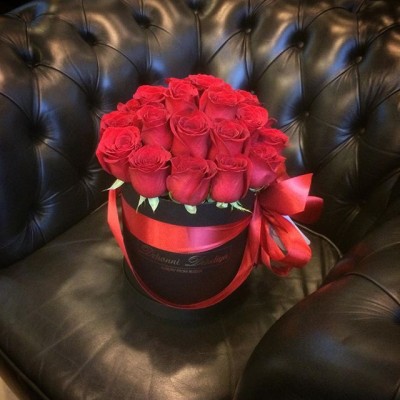 Красные розы в черной коробке — 21 шт.