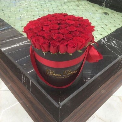 Розы красные в черной коробке