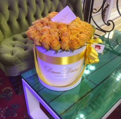 Желтые розы в белой коробке (большой) – 41-45 штук