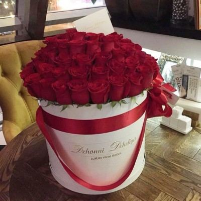 Розы красные в белой коробке — 65-71 шт.