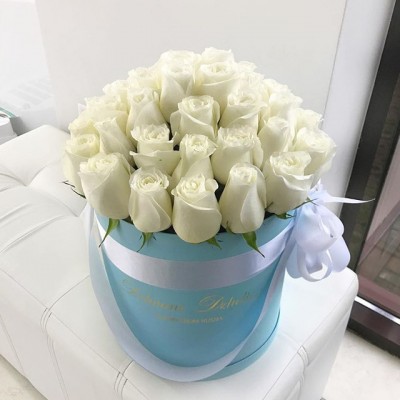 Элитные белые розы в голубой коробке (Эквадор) –  41-45 штук