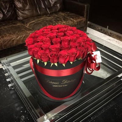 Супербольшой чёрный цилиндр с красной лентой и красными розами