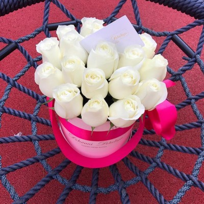 Элитные белые розы в розовой коробке (Эквадор) – 21-23 штуки