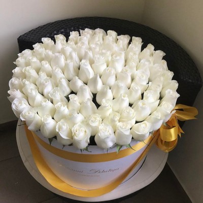 101 белая роза с крупными бутонами (Эквадор) в коробке