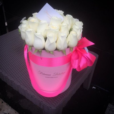 Белые розы в розовой коробке 25 шт. Элитные розы из Эквадора.