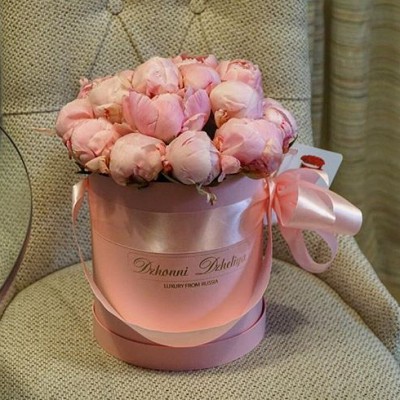 Стандартный розовый цилиндр с нежно розовой лентой и нежно розовыми пионами
