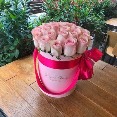 Средний розовый цилиндр с нежно розовыми розами